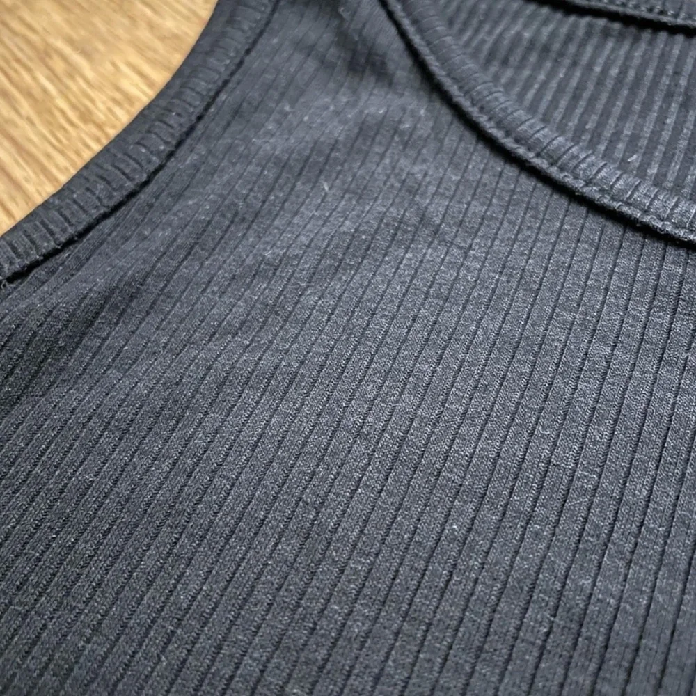 3/$13🌷 Cropped Rib Tank - Picture 3 of 4